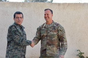 مسؤول "قسد" يستقبل قائد العمليات الأمريكية بالشرق الأوسط