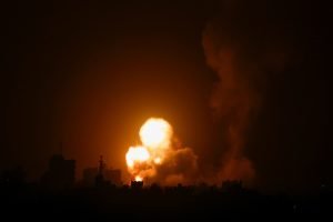 الجيش الإسرائيلي يقصف غزة وفصائل المقاومة تتصدى بصواريخ أرض ـ جو