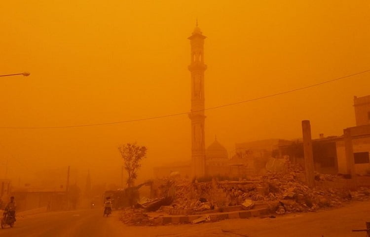 عاصفة غبارية ضخمة تضرب مدنا في سوريا