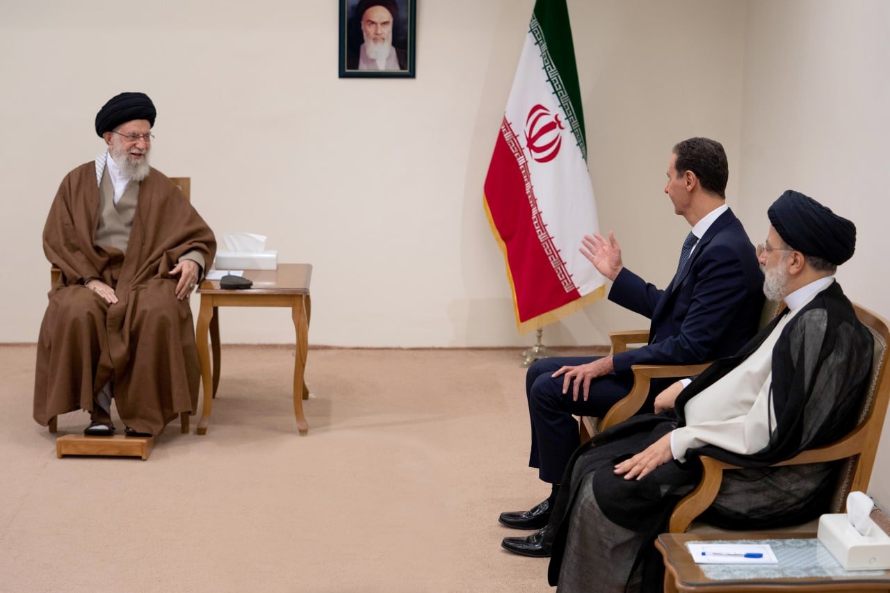 الرئيس الأسد يلتقي المرشد الإيراني في طهران