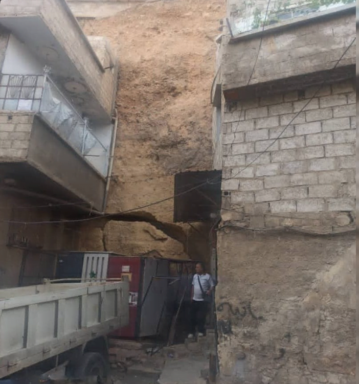 إخلاء منازل لمواطنين في منطقة ركن الدين بدمشق نتيجة وجود تصدع بالجبل