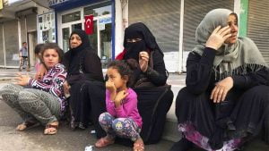بالفيديو.. تركي يركل مُسنة سورية على وجهها