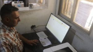 فريق الاستجابة القانونية في فرع الهلال الأحمر بدير الزور يساعد باستخراج الوثائق الشخصية للطلاب القادمين من مناطق سيطرة قسد
