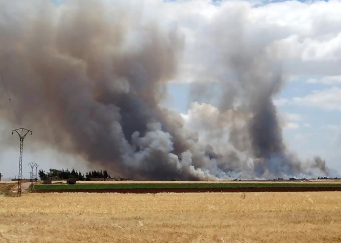 اخماد حريق امتد من مناطق سيطرة المجموعات المسلَّحة إلى الأراضي الزراعية بسهل الغاب قرب خطوط التماس