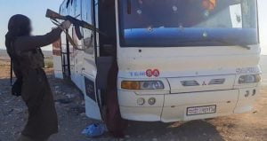 استـ ـشهاد أحد عشر عسكرياً ومدنيين اثنين باعتداء على حافلة ركاب بريف الرقة