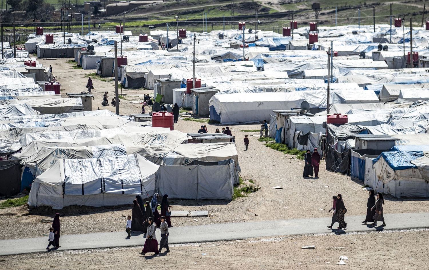 فرنسا تستعيد 35 طفلاً و16 امرأة من مخيمات “قسد” التي تحوي عوائل داعـ.ـش بريف الحسكة