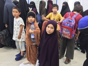 الظروف في المخيمات سيئة جداً.. سفير طاجيكستان في الكويت يستلم 148 امرأة وطفل من عوائل د1عـ.ـش المحتجزين لدى "قسد" في مطار القامشلي (صور)