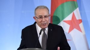في أول زيارة له.. وزير الخارجية الجزائري يصل إلى دمشق بعد أقل من شهر على زيارة المقداد للجزائر