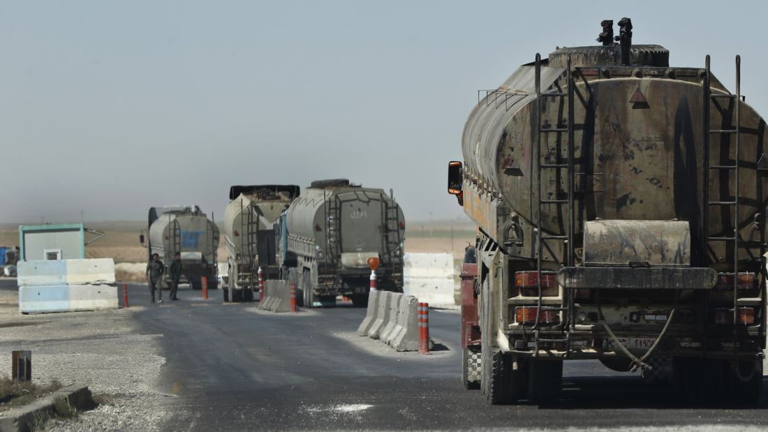 القوات الأمريكية تخرج ٦٠ آلية بين شاحنات وصهاريج لنقل النفط المسروق من الأراضي السورية