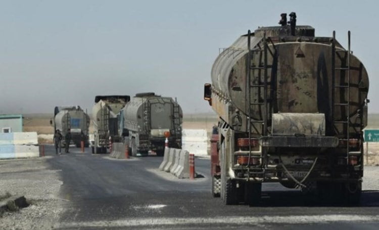 القوات الأمريكية تُخرج ١٦٩ آلية من الأراضي السورية غالبيتها صهاريج محملة بالنفط السوري المسروق