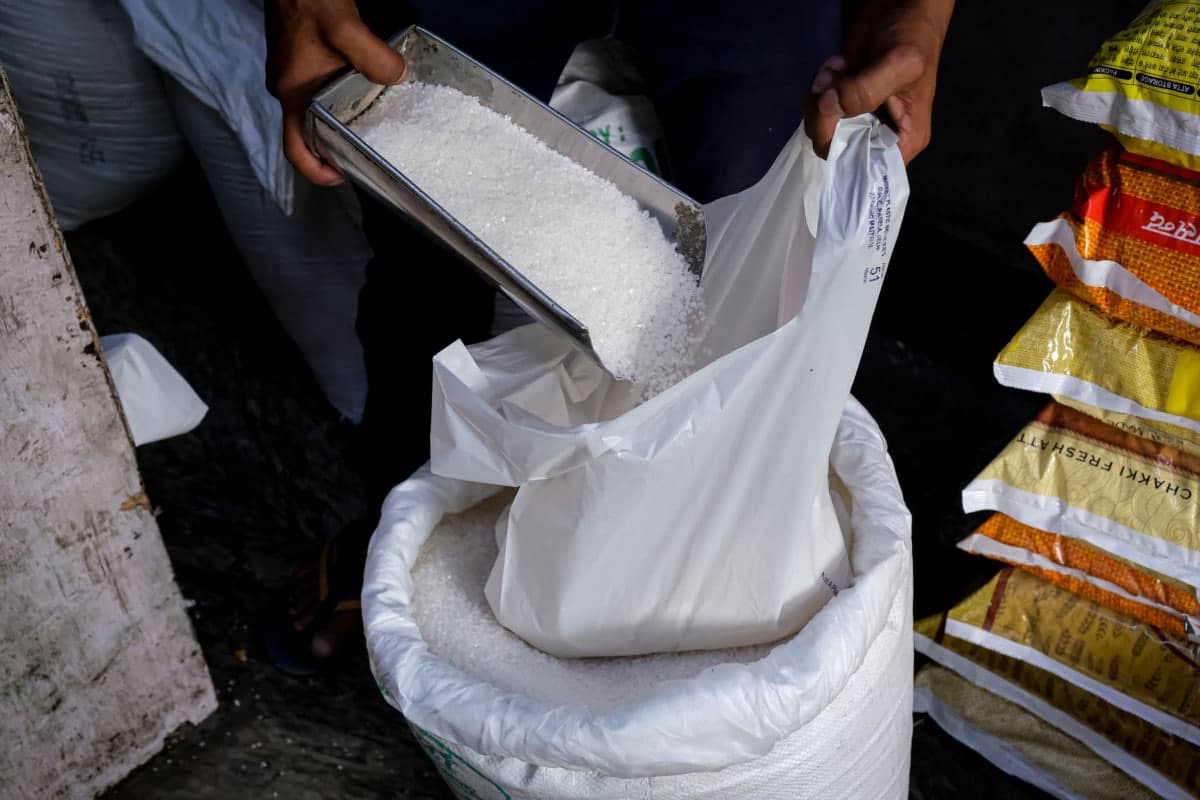 السكر يسجل رقم قياسي بأسواق دمشق و"البطاقة الذكية" تدخل في دوامة "أزمة نقص المادة"