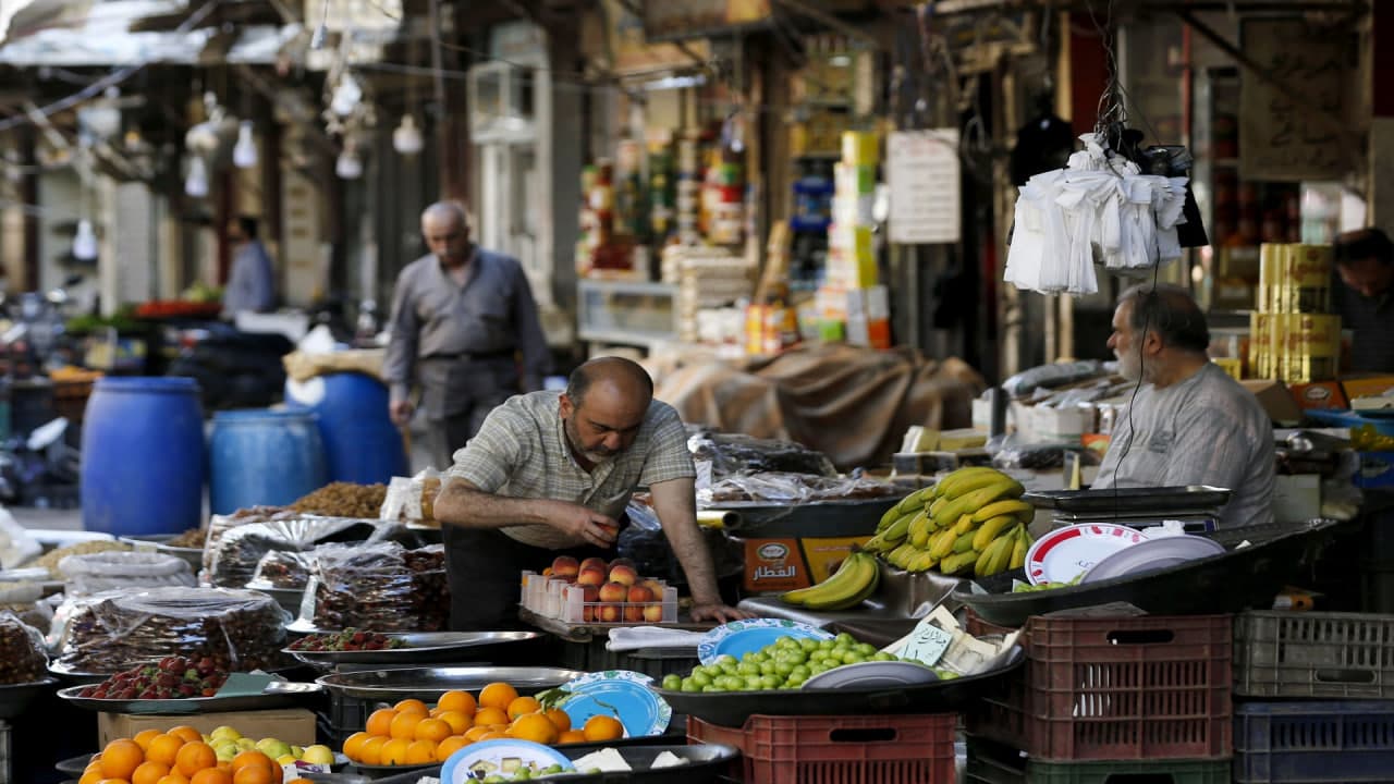 حماية المستهلك "لسونا": الأسواق مبهمة والسلع تنخفض عالميا وترتفع سوريا